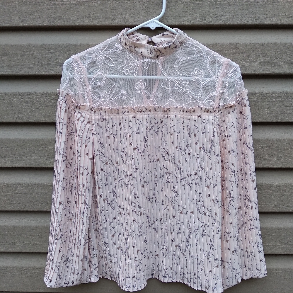 Moon River Sz XS Pale Pink Lace Floral Top